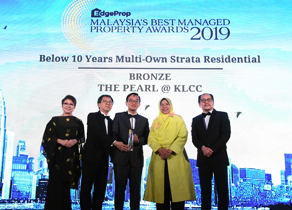 The Pearl @ KLCC management corporation chairman Ben Chong and Henry Butcher Malaysia (Mont’Kiara) Sdn Bhd executive director Low Hon Keong (L2 & L3) receive Below 10 year Multi-own Strata Residential bronze award from EdgeProp managing director and editor-in-chief Au Foong Yee (L1), Minister of Housing and Local Government Malaysia Zuraida Kamaruddin and The Edge Media Group chairman Datuk Tong Kooi Ong (L4 & L5). (Photos by Low Yen Yeing/EdgeProp.my)