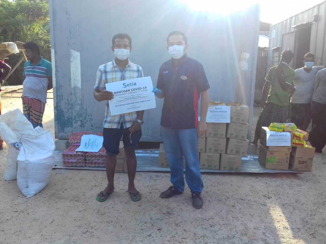 Foreign workers in Setia Warisan Tropika receiving food aid