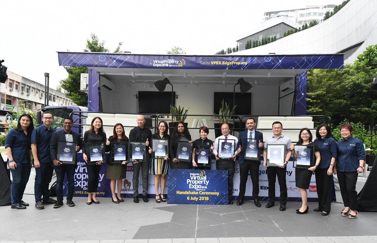 Au (right) with EdgeProp.my executive editor Sharon Kam (second from right), (left) EdgeProp.my editor Lam Jian Wyn, (second from left) EdgeProp.my director, product and business development Alvin Ong, and the Malaysia’s Virtual Property Expo 2018 partners, supporting sponsors and participating developers Asiana Agresif Sdn Bhd, BRDB Developments Sdn Bhd, Eastern & Oriental Bhd (E&O), I & P Group Sdn Bhd, LBS Bina Group Bhd, Matrix Concepts Holdings Bhd, Paramount Property Development Sdn Bhd, Perdana ParkCity Sdn Bhd, Putrajaya Holdings Sdn Bhd, UEM Sunrise Bhd and Yong Tai Bhd. (Photos by Low Yen Yeing and the EdgeProp.my team)