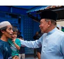 Anwar advises local authorities to avoid using agents for Ramadan bazaar business permits