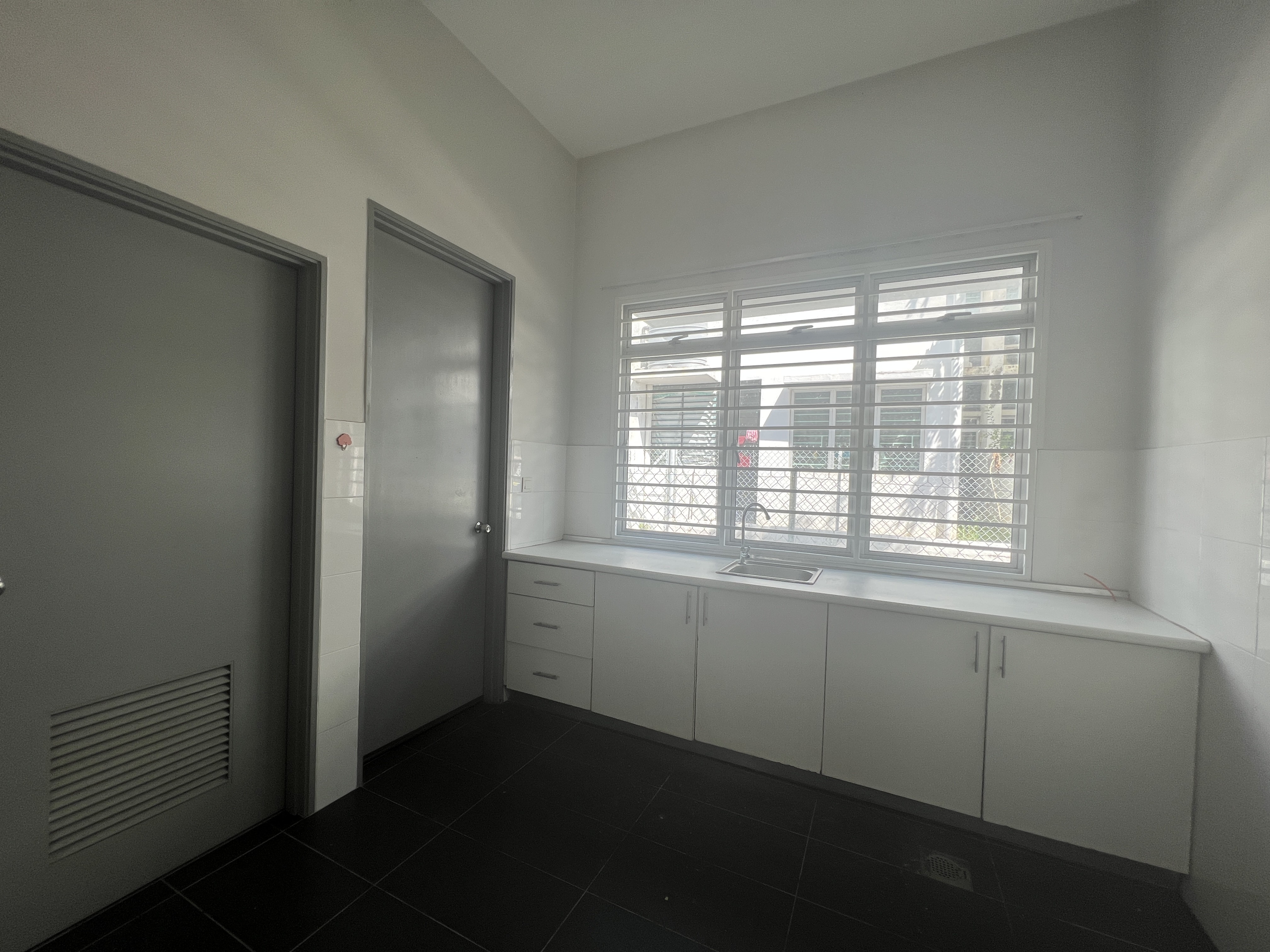 2-storey house, Perennia @ bandar rimbayu - Partly furnish kitchen cabinet w air-condition