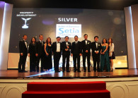 Mr. Tan Hon Lim (Centre) Executive Vice President of S P Setia Berhad receiving the Putra Brand Award. With him is Team Setia.