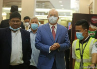 Najib at the Kuala Lumpur Courts Complex this morning. (Photo by Mohd Suhaimi Mohamed Yusuf/The Edge)