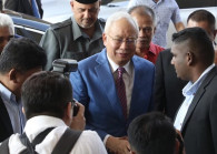 Najib greeting his supporters upon arriving at the Kuala Lumpur Courts Complex today. (Photo by Sam Fong/The Edge)