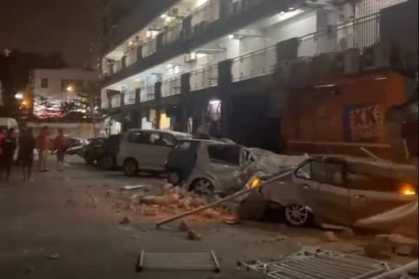 Roof structure of five-storey building collapses, several vehicles ...