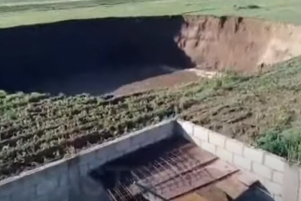 Mexico: Massive sinkhole threatens to swallow house | EdgeProp.my