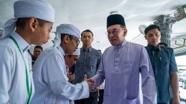 Anwar promises low-rental housing for civil servants